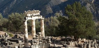 Sanctuarul Atenei Pronaea