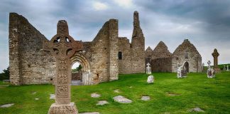 Clonmacnoise, situl monastic medieval care a modelat istoria Irlandei Situl monastic Clonmacnoise