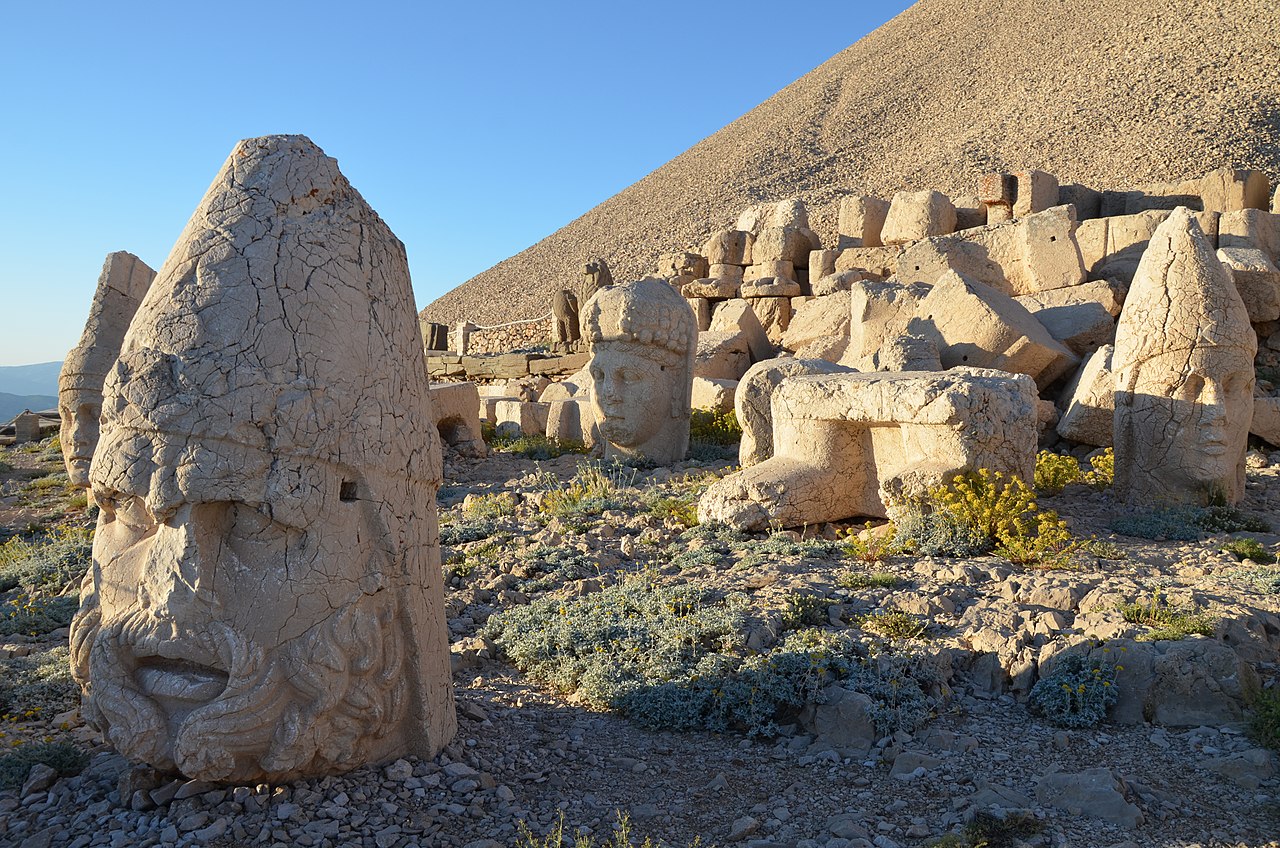 Statuile Nemrut Dag11