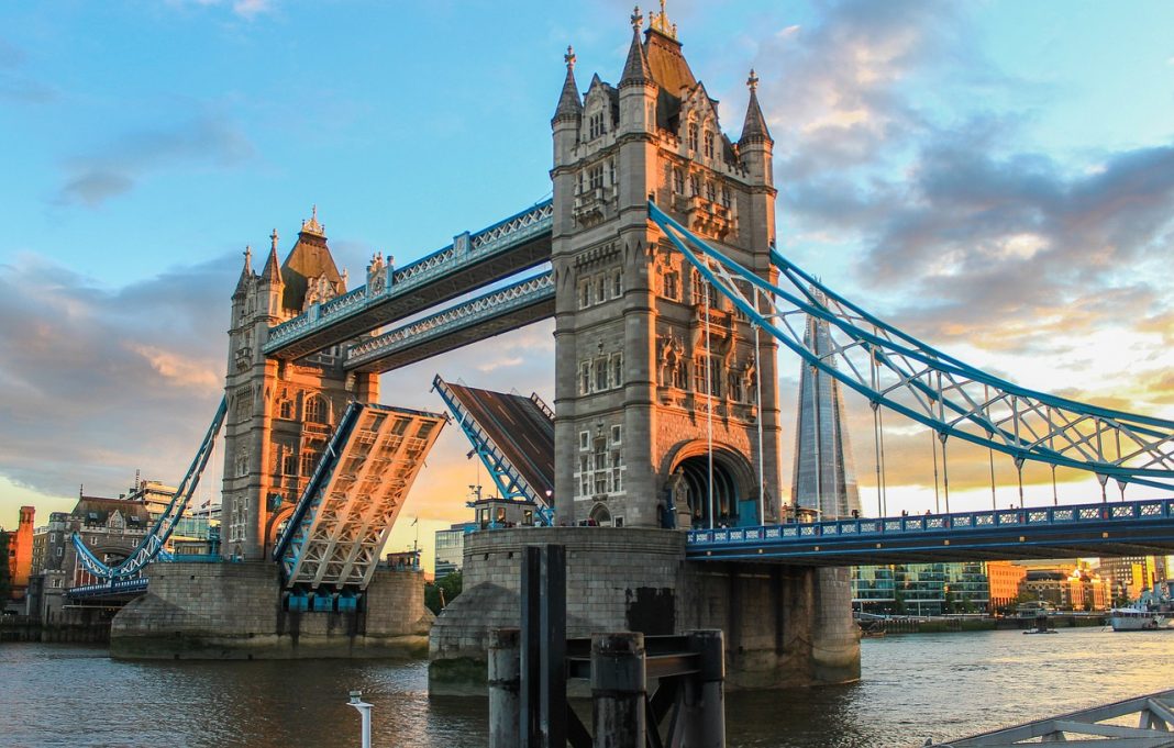 Tower Bridge din Londra