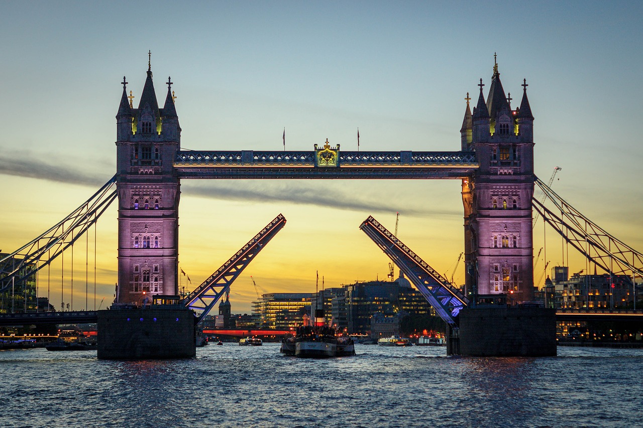 Tower Bridge din Londra11