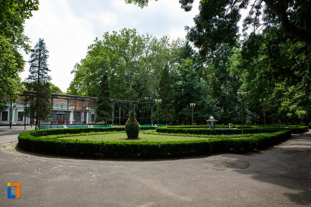 aansamblul-de-arhitectura-balneara-din-buzias-judetul-timis-cladire-balneara-si-spatiu-verde.jpg