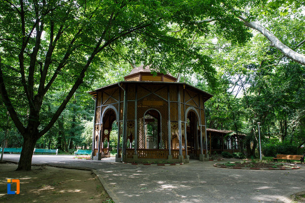 aansamblul-de-arhitectura-balneara-din-buzias-judetul-timis-imagine-cu-foisor-din-lemn.jpg