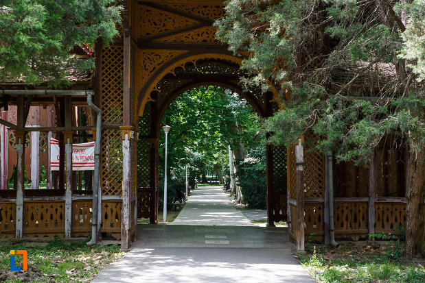 aansamblul-de-arhitectura-balneara-din-buzias-judetul-timis-poarta-de-lemn.jpg