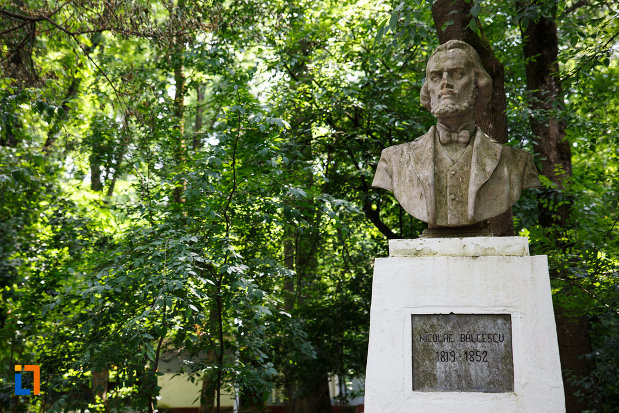 aansamblul-de-arhitectura-balneara-din-buzias-judetul-timis-prim-plan-cu-statuia-lui-balcescu.jpg