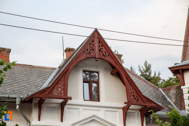 acoperis-cu-lemn-sculptat-casa-monument-istoric-din-suceava-judetul-suceava.jpg