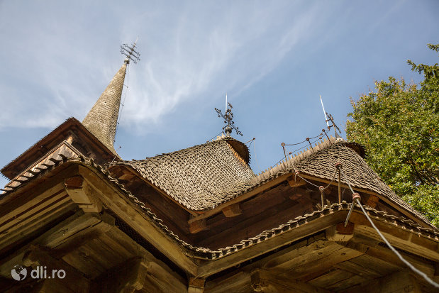 acoperis-de-la-biserica-de-lemn-din-calinesti-judetul-maramures.jpg
