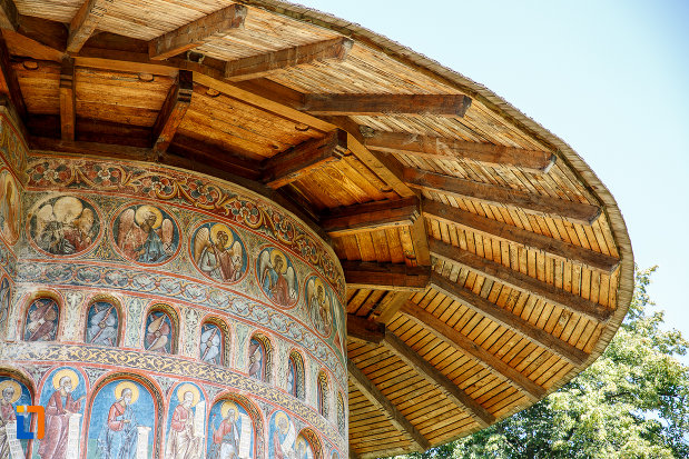 acoperis-din-lemn-de-la-manastirea-voronet-judetul-suceava.jpg
