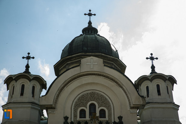 acoperisul-de-la-biserica-adormirea-maicii-domnului-din-dragasani-judetul-valcea.jpg