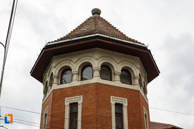 acoperisul-de-la-posta-veche-din-ramnicu-valcea-judetul-valcea.jpg