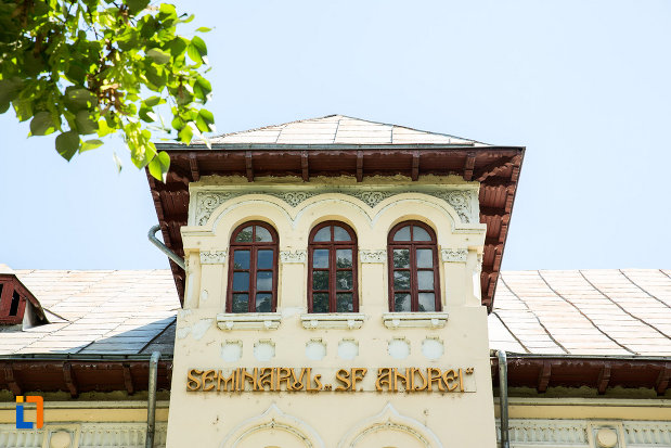 acoperisul-de-la-scoala-tip-spiru-haret-azi-seminarul-sf-apostol-andrei-din-galati-judetul-galati.jpg
