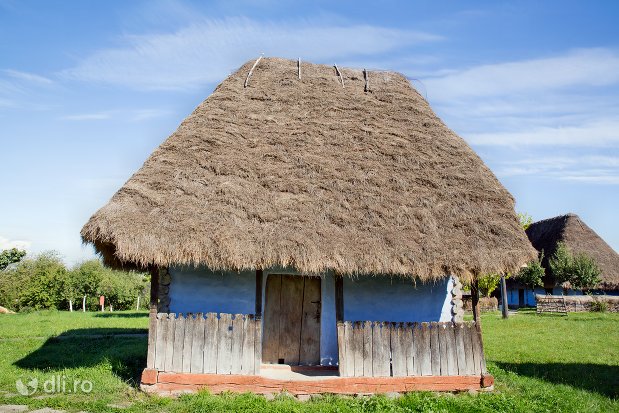 acperis-de-paie-muzeul-satului-osenesc-din-negresti-oas-judetul-satu-mare.jpg