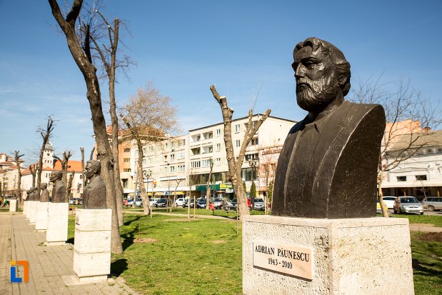 adrian-paunescu-grupul-statuar-din-fata-casei-de-cultura-a-studentilor-din-alba-iulia-judetul-alba.jpg