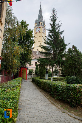 alee-ce-duce-la-biserica-evanghelica-sf-margareta-si-turnul-trompetilor-1488-din-medias-judetul-sibiu.jpg