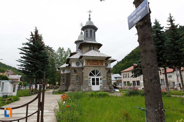 alee-ce-duce-la-biserica-ortodoxa-sf-treime-din-azuga-judetul-prahova.jpg