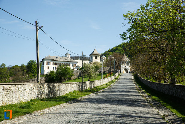 alee-ce-duce-la-manastirea-hurezi-din-horezu-judetul-valcea.jpg