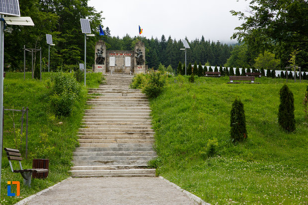 alee-ce-duce-la-monumentul-eroilor-din-azuga-judetul-prahova.jpg