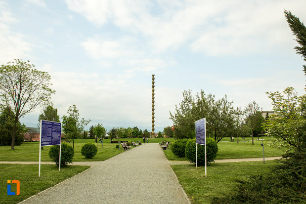 alee-ce-duce-spre-simbolul-parcului-coloanei-fara-sfarsit-din-targu-jiu-judetul-gorj.jpg