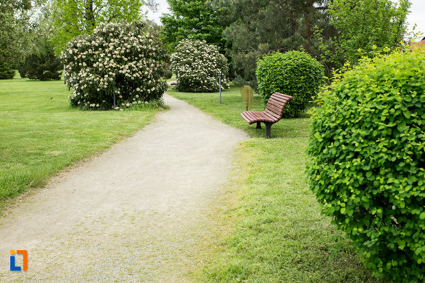 alee-cu-banci-din-parcul-coloanei-fara-sfarsit-din-targu-jiu-judetul-gorj.jpg