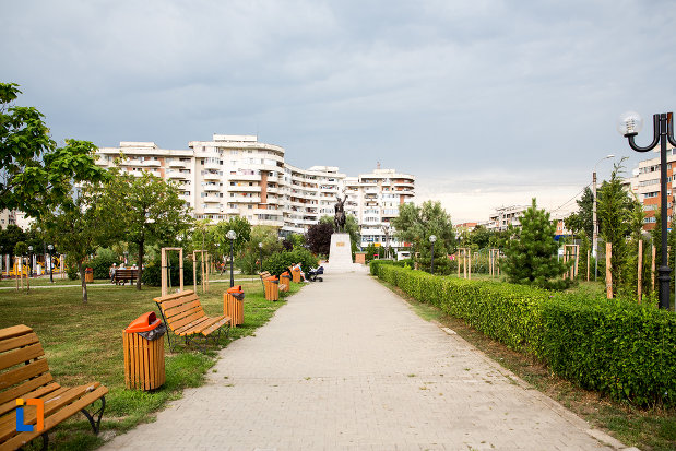 alee-cu-banci-langa-statuia-lui-mihai-viteazu-din-giurgiu-judetul-giurgiu.jpg