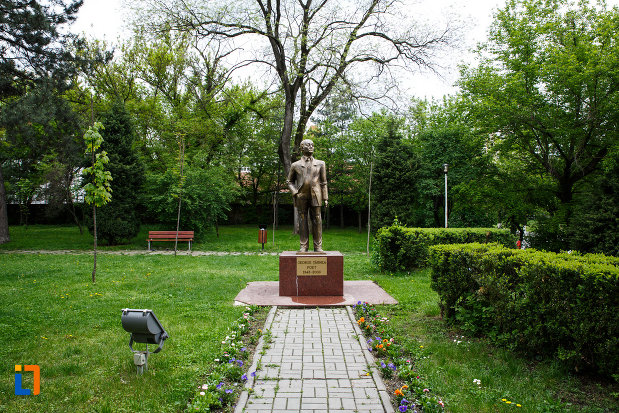 alee-cu-dale-catre-statuia-lui-gheorghe-tarnea-din-ramnicu-valcea-judetul-valcea.jpg