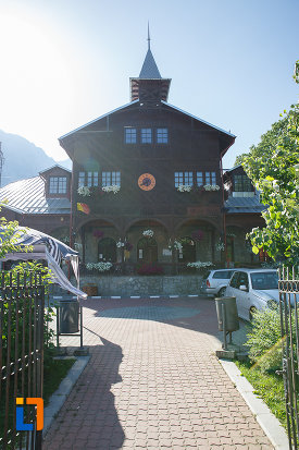 alee-cu-dale-ce-merge-la-centrul-cultural-aurel-store-din-busteni-judetul-prahova.jpg