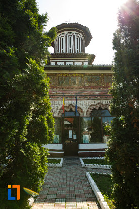 alee-cu-dale-spre-biserica-muzeu-sf-ilie-biserica-noua-din-dragasani.jpg