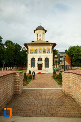 alee-cu-dale-spre-biserica-nasterea-sf-ioan-botezatorul-1664-din-focsani-judetul-vrancea.jpg