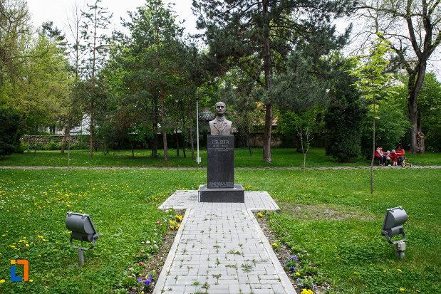 alee-cu-dale-spre-bustul-lui-i-gh-duca-din-ramnicu-valcea-judetul-valcea.jpg