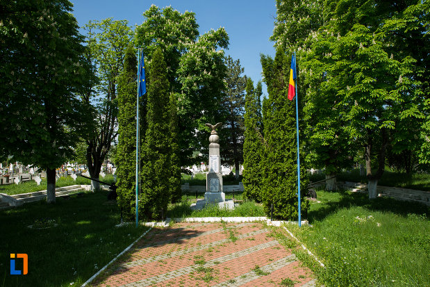 alee-cu-dale-spre-monumentul-eroilor-din-dragasani-judetul-valcea.jpg