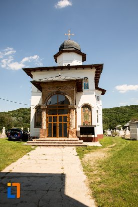 alee-de-la-biserica-sf-arhangheli-mihail-si-gavril-din-topoloveni-judetul-arges.jpg