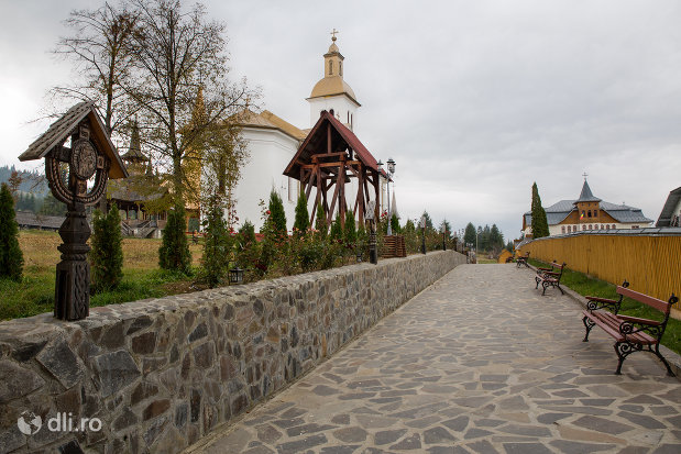 alee-de-la-manastirea-adormirea-maicii-domnului-din-moisei-judetul-maramures.jpg