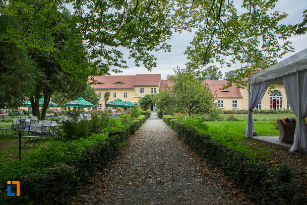 alee-din-curte-de-la-palatul-de-vara-brukenthal-de-la-avrig-judetul-sibiu.jpg