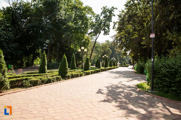 alee-din-parcul-mihai-eminescu-din-botosani-judetul-botosani.jpg