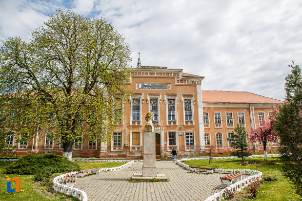 alee-pavata-spre-gimnaziul-evanghelic-azi-scoala-generala-nr-2-1865-din-sebes-judetul-alba.jpg
