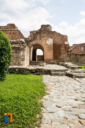 alee-pietruita-si-palatul-domnesc-ruine-palatul-petru-cercel-din-targoviste-judetul-dambovita.jpg