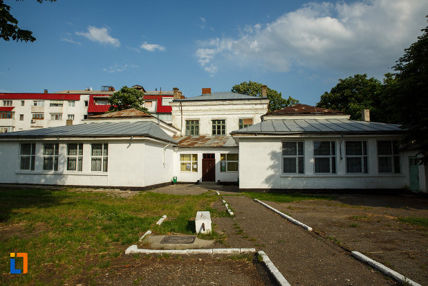 alee-si-spatiu-verde-de-la-scoala-din-odobesti-judetul-vrancea.jpg