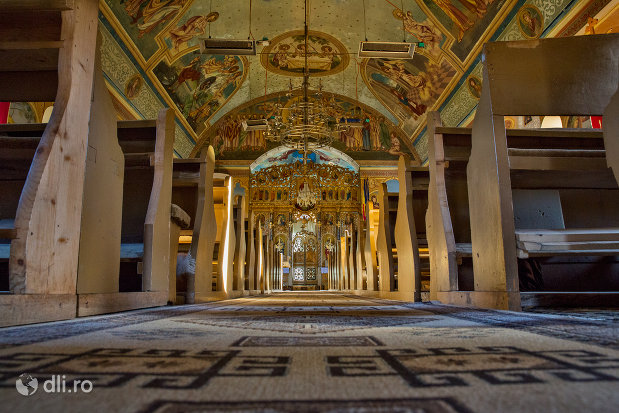 alee-spre-altar-biserica-ortodoxa-din-chiuzbaia-judetul-maramures.jpg