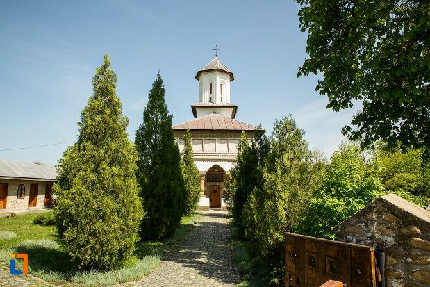 alee-spre-biserica-de-lemn-sf-voievozi-din-targu-carbunesti-judetul-gorj.jpg