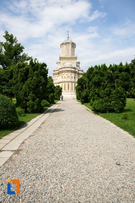 alee-spre-biserica-episcopala-manastirea-curtea-de-arges-judetul-arges.jpg