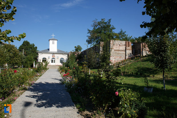 alee-spre-biserica-ortodoxa-sf-gheorghe-1862-din-isaccea-judetul-tulcea.jpg
