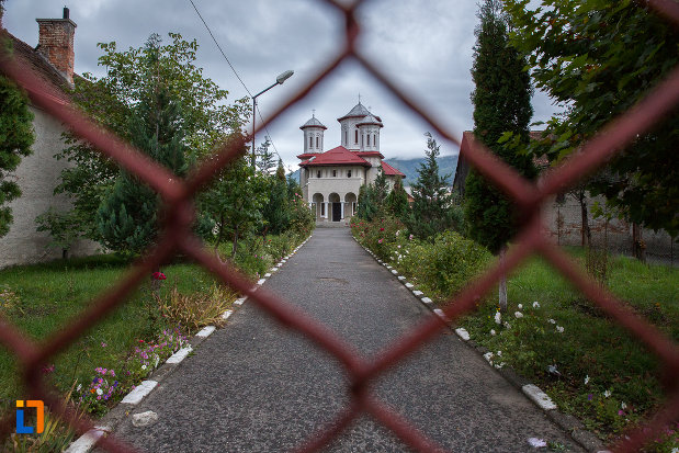 alee-spre-biserica-sf-arhangheli-mihail-si-gavril-din-zarnesti-judetul-brasov.jpg