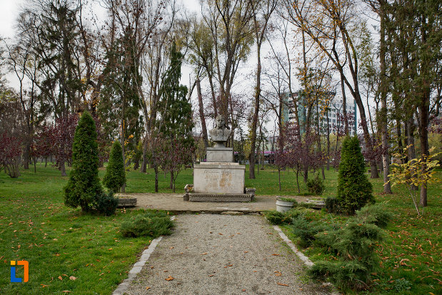alee-spre-bustul-lui-octavian-goga-din-parcul-central-cluj-napoca-judetul-cluj.jpg