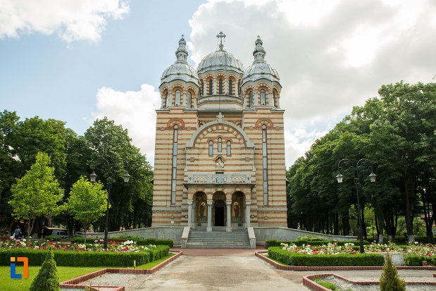 alee-spre-catedrala-ortodoxa-sf-gheorghe-din-tecuci-judetul-galati.jpg