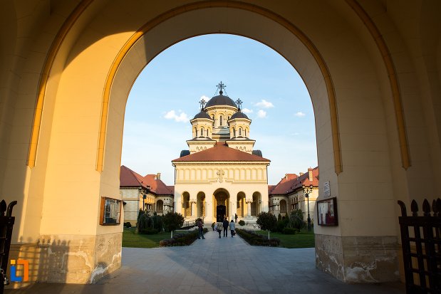 alee-spre-catedrala-reintregirii-din-alba-iulia-judetul-alba.jpg