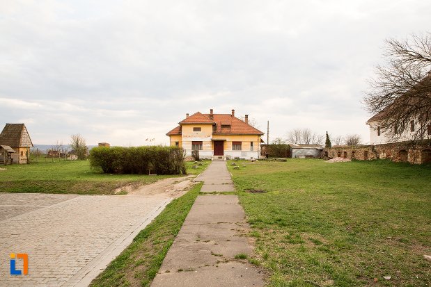 alee-spre-palatul-principilor-azi-cercul-militar-din-alba-iulia-judetul-alba.jpg