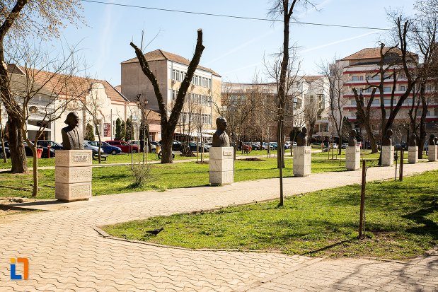 aleea-poetilor-grupul-statuar-din-fata-casei-de-cultura-a-studentilor-din-alba-iulia-judetul-alba.jpg