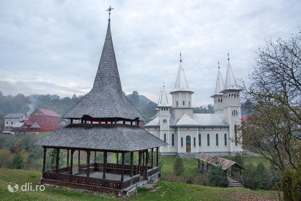 altar-de-vara-de-la-biserica-de-lemn-cuvioasa-paraschiva-din-poienile-izei-judetul-maramures.jpg