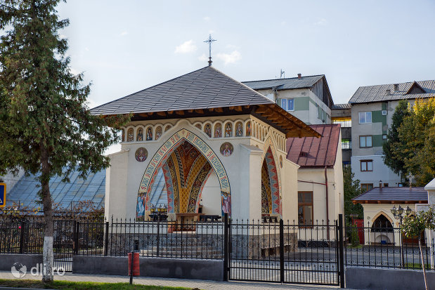 altar-de-vara-de-la-biserica-ortodoxa-adormirea-maicii-domului-din-sighetu-marmatiei-judetul-maramures.jpg