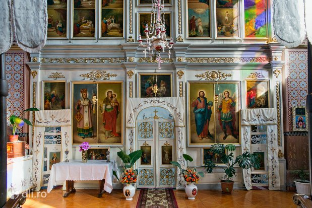 altar-in-biserica-ortodoxa-din-piscolt-judetul-satu-mare.jpg